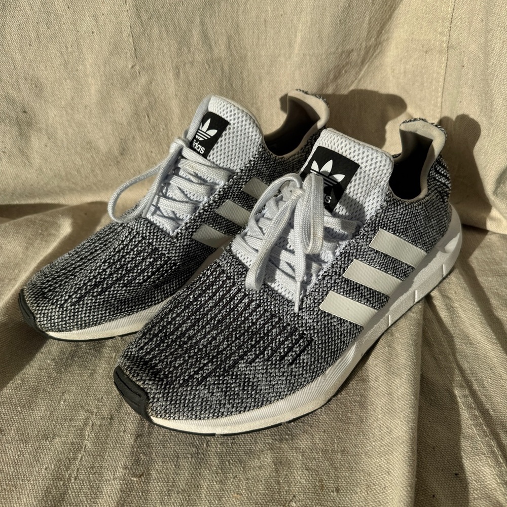 Adidas Size 10 Gray/White Swift Run Men's Athletic Running Sneakers